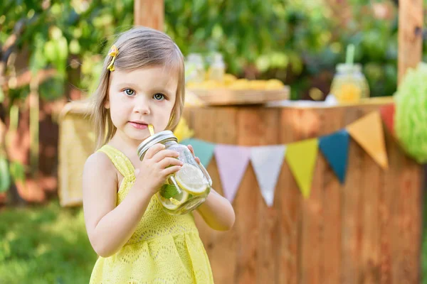 Zomer Verfrissende Natuurlijke Drank Limonade Klein Meisje Drinkt Natuurlijke Limonade — Stockfoto