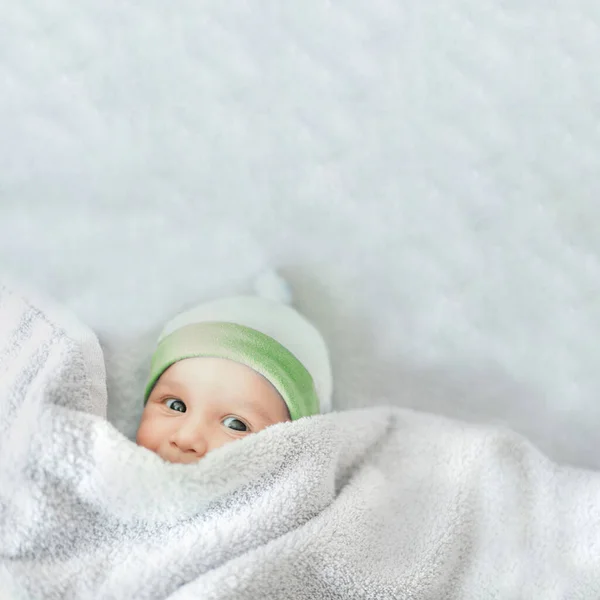新生儿洗澡或洗澡后在床上休息 儿童保育 儿童用纺织品和床上用品 中性婴儿服装 — 图库照片