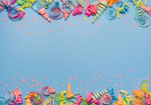 Fundo Festa Com Streamers Coloridos Para Comemorar Aniversário Espaço Com — Fotografia de Stock