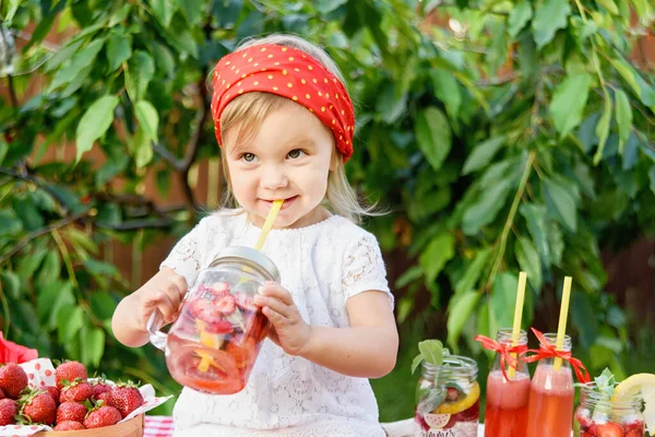 Lemonade Berdiri Gadis Kecil Yang Manis Mencoba Menjual Limun Strawberry — Stok Foto