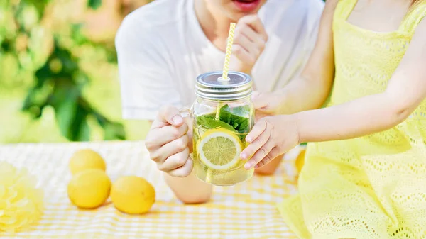 Children Drink Natural Lemonade Stand Park Summer Refreshing Natural Drink — Stock Photo, Image