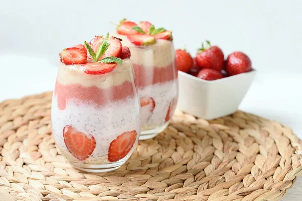 Стакан сладкого вкусного домашнего десерта из фруктов и ягод . — стоковое фото