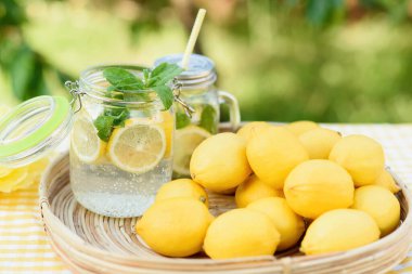 Olgun taze limonlar ve arsız limonata ile dolu bir tabak. Vitamin konsepti. kopyalama alanı. Bağışıklık sistemini güçlendiriyor. Tropik meyve. Sağlıklı beslenme için organik narenciye..