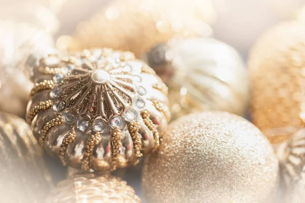 マクロゴールドクリスマスのおもちゃの背景 クリスマスツリーを飾る準備 新年の装飾 お祭りの休日の気分 選択的フォーカス クリスマスカード — ストック写真