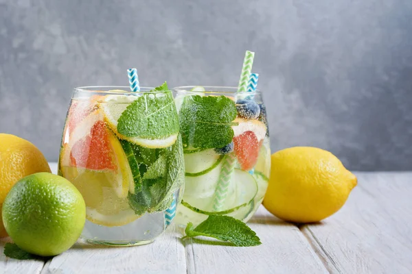 Desintoxicación Refrescante Agua Descarada Con Pepino Jengibre Menta Limón Vasos —  Fotos de Stock