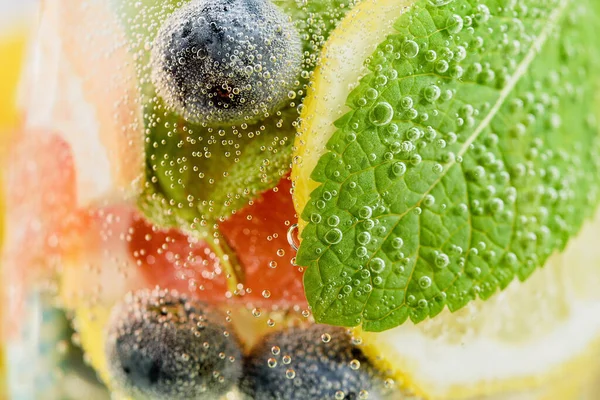 Detox Água Salgada Refrescante Com Pepino Gengibre Hortelã Limão Copos — Fotografia de Stock