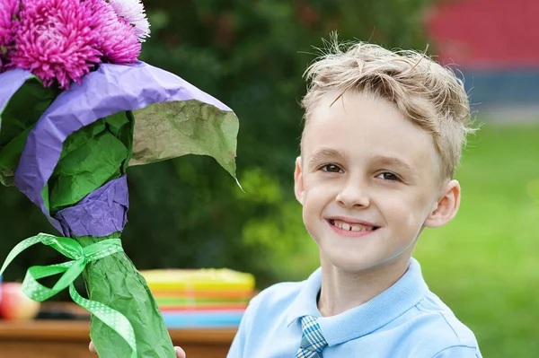 Retrato Belo Jovem Aluno Primeiro Ano Com Buquê Uniforme Escolar — Fotografia de Stock