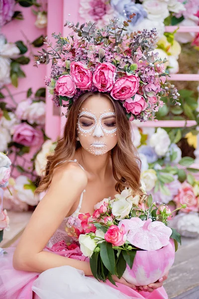 卡洛维娜 卡特里娜穿着粉色连衣裙的画像 糖骷髅化妆品Dia Los Muertos 死亡之日 玫瑰粉色万圣节 — 图库照片