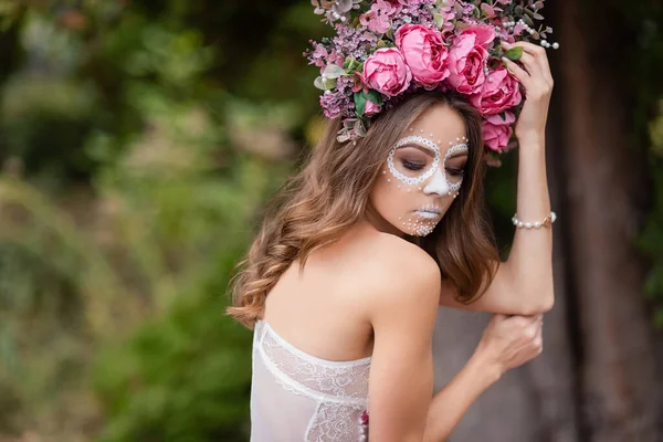 Potret Tertutup Calavera Catrina Dalam Gaun Merah Muda Gula Tengkorak — Stok Foto