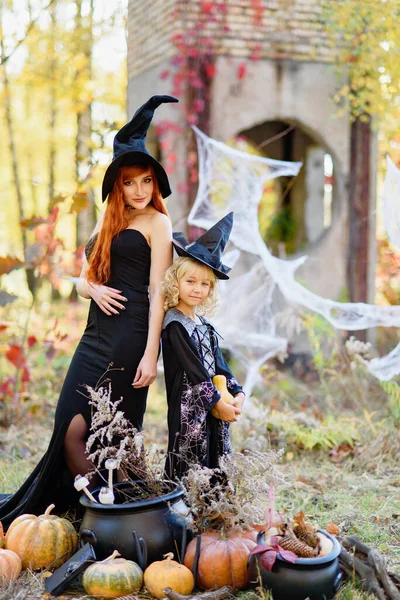 Klein Meisje Vrouw Heks Kostuum Vieren Halloween Buiten Veel Plezier — Stockfoto