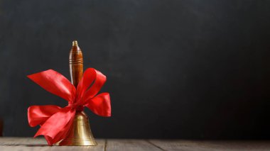 Okul geçmişine dönelim. Okul yılının başında. 1 Eylül 'de el zili tahtada