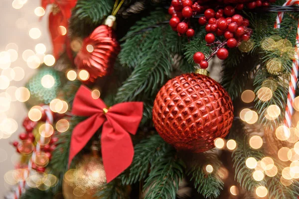 Χριστούγεννα Πρωτοχρονιά Γιορτινή Φόντο Κλείσιμο Των Διακοσμήσεων Χριστουγεννιάτικων Δέντρων Λάμψη — Φωτογραφία Αρχείου