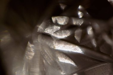 kristal ışık örtüsü. prizmatik güneş yakalayıcı yansımaları. Siyah zemin üzerinde ışık. Fotoğraf İşleme İçin Ekran Üstü Kipi Kullan.