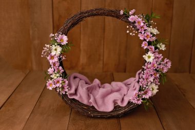 Yenidoğan Dijital Arkaplan Bahar Çiçekleri Yeni Doğanlar için Sepet Desteği. Erkekler ve kızlar için. Tahta sırt. Sahne yatağı ve ahşap zemin ile çekim yapın.