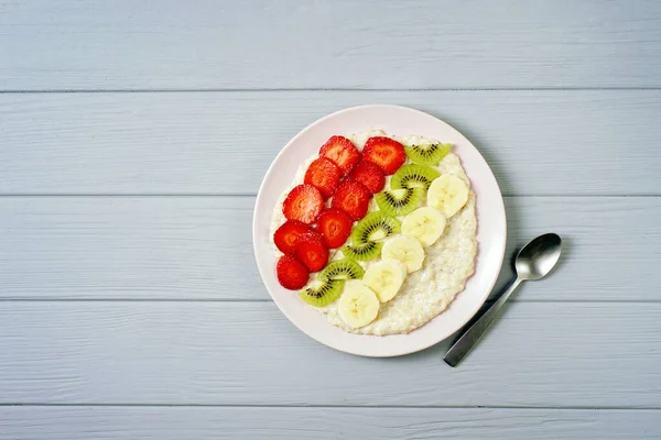 Conceito Comida Para Pequeno Almoço Saudável Aveia Com Bananas Kiwi — Fotografia de Stock