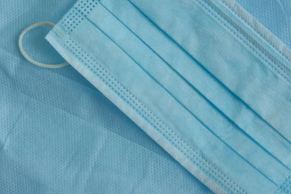 医療包帯と青いスパンボンドのテクスチャの背景 自家製ウイルスパンデミック対策コンセプト スプーンボンドの表面を閉じて 医療面面面材 — ストック写真