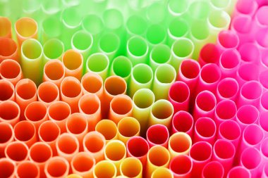 Kokteyl için çok renkli boruların soyut arkaplanı. Plastik pipetlerin rengarenk yakın çekimi