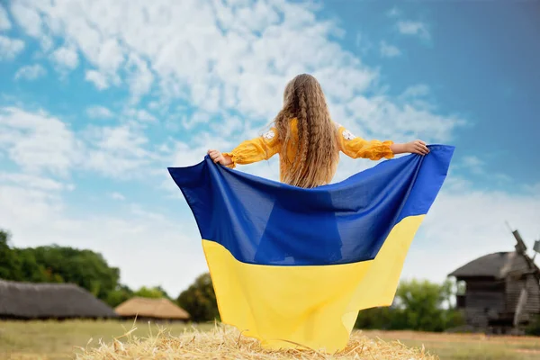 Mädchen Blau Und Gelb Flagge Der Ukraine Feld Tag Der — Stockfoto
