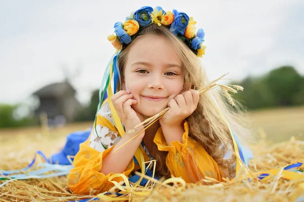 Lány Hagyományos Ukrán Koszorú Fején Kék Sárga Zászló Ukrajna Területen — Stock Fotó