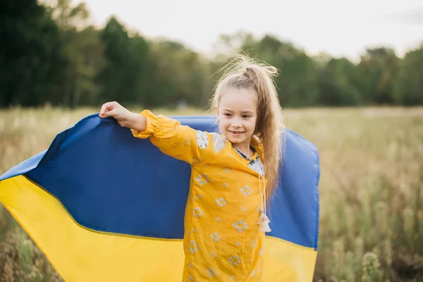 Дівчинка Носить Полі Блакитний Жовтий Прапор України День Незалежності України — стокове фото