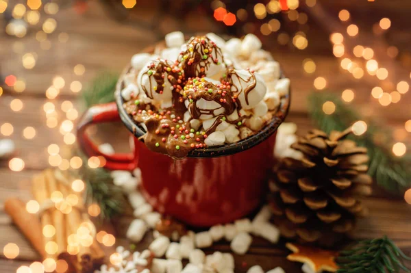 红杯可可或热巧克力加棉花糖放在乡村餐桌上 圣诞或新年作曲 舒适假期和新年的概念 冬季热饮 — 图库照片