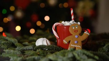Mutlu yıllar 2021 fincanları ve Bokeh şenlikli ışıl ışıl arka planda zencefilli kurabiye. Yeni yılı kutluyoruz, yakın plan. Mesaj için yer var. Sıcak kakao ve lokum.