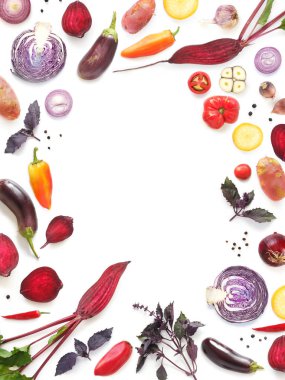 Beyaz arka plan üzerinde farklı olgun sebze gıda kompozisyonu