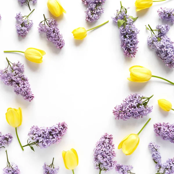 Çerçeve Lila ile yapılan çiçek demetleri ve lale beyaz zemin üzerine sarı