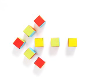 Beyaz arka plan üzerinde renkli küpleri ile yapılan ok