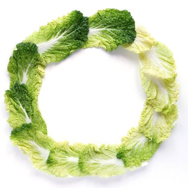 Çin cabagge beyaz arka plan üzerinde izole taze yaprağı çerçeve yaptı