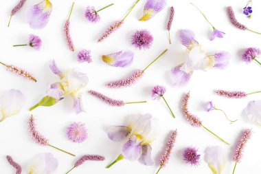 Dikişsiz desen orkide, yonca ve beyaz arka plan üzerinde izole çan yapılmış