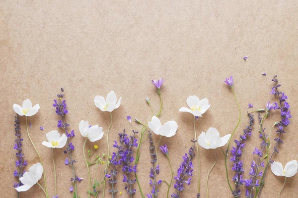 Composition Des Fleurs Sauvages Blanches Violettes Sur Fond Papier Brun — Photo