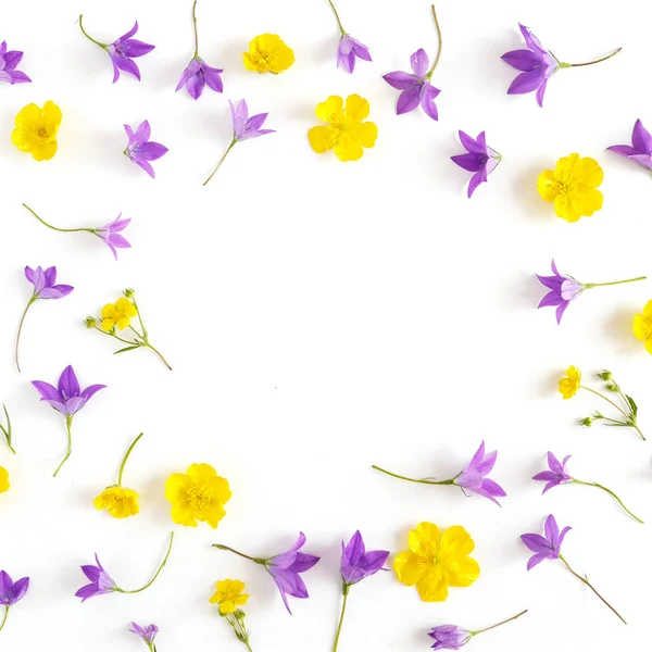 Düğünçiçekleri ve beyaz arka plan üzerinde izole çan çerçeve