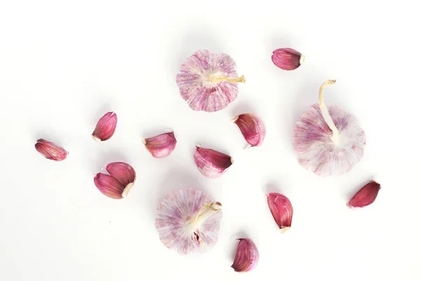 Beyaz arka plan üzerinde izole bütün sarımsak ve sarımsak adet üstten görünüm