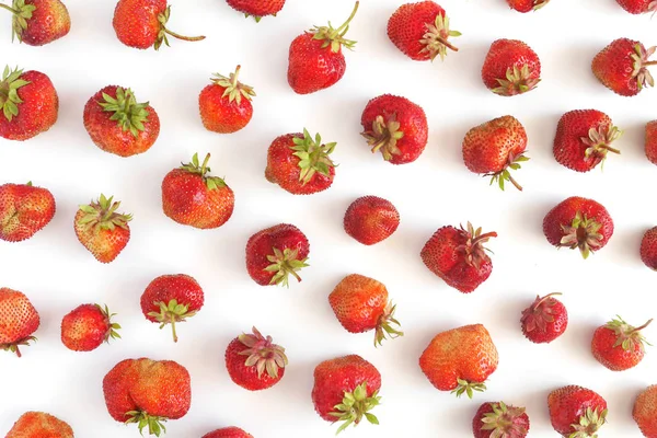 Beyaz arka plan üzerinde izole ham çilek ile Seamless modeli