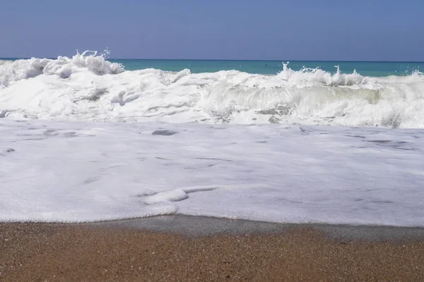波と青い空のしぶきと海岸 — ストック写真