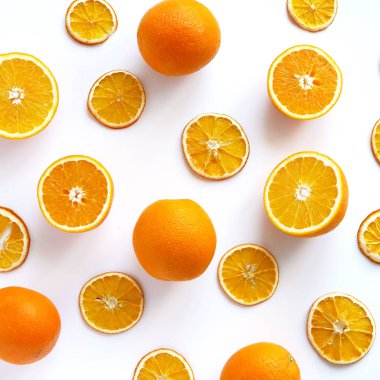 taze ve kurutulmuş portakal, beyaz arka plan üzerinde izole