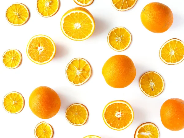 Νωπά Και Αποξηραμένα Πορτοκάλια Απομονωμένα Λευκό Φόντο — Φωτογραφία Αρχείου