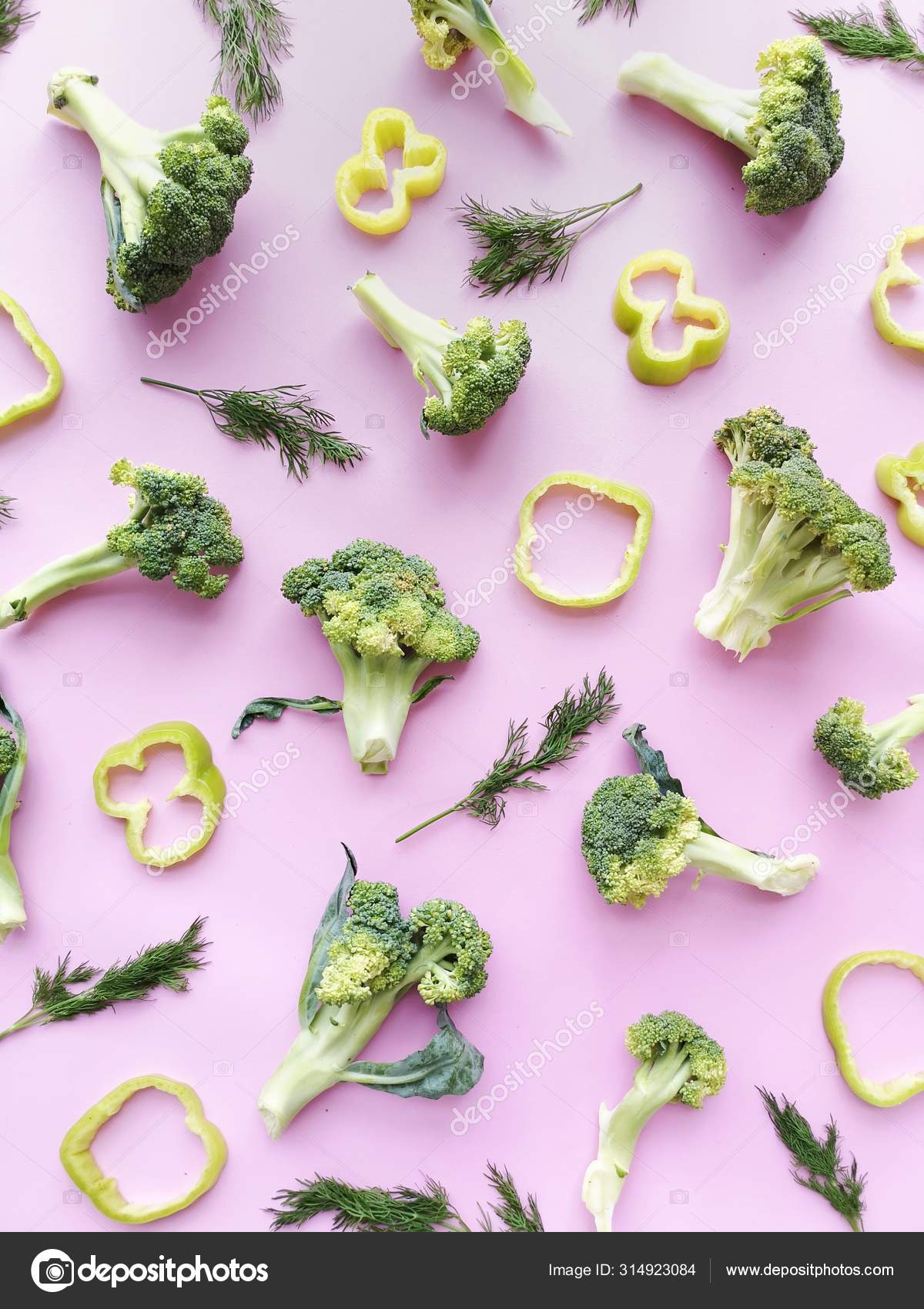 野菜の創造的なフラットレイアウトトップビュー ピンクの背景にブロッコリー ストック写真 C Tanya Morozz