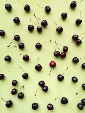 Yeşil arkaplan düz bir üst görünümde kiraz deseni