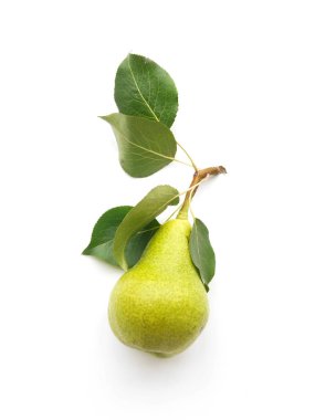 Beyaz arkaplanda yapraklı yeşil armut, üst görünüm 