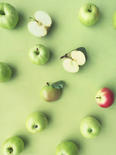 Green Apples Green Background Flat Layout Top View Fruits Pattern — Stock Photo, Image