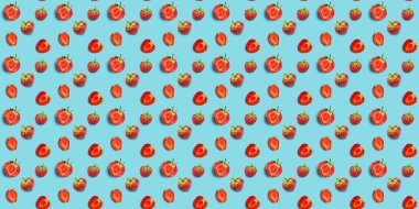 Kusursuz bir arka plan ve mavi arka planda olgun çilekler.