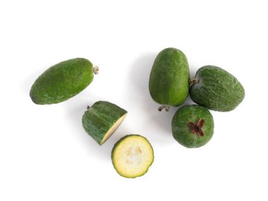 Bütün ve yarı yarıya feijoa beyaz arka planda izole edilmiş.