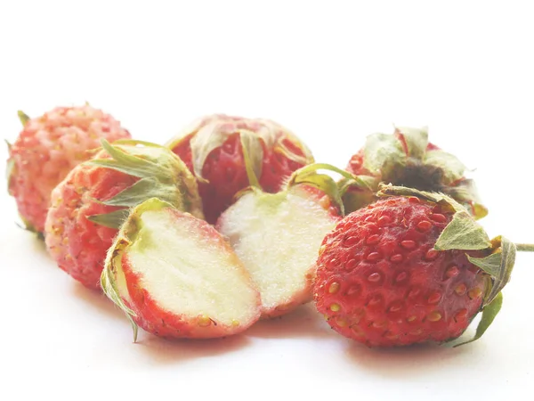 Fresas Frescas Sabrosas Frutas Aisladas Sobre Fondo Blanco —  Fotos de Stock