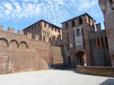 İtalya - Ortaçağ Kalesi Soncino Cremona eyaletinde içinde görünümü - İtalya 50 kaleler