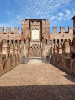 İtalya - Ortaçağ Kalesi Soncino Cremona eyaletinde içinde görünümü - İtalya 56 kaleler