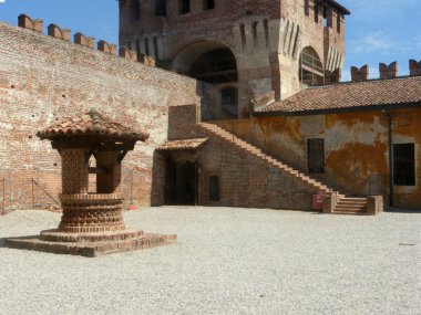 İtalya - Ortaçağ Kalesi Soncino Cremona eyaletinde içinde görünümü - İtalya 68 kaleler