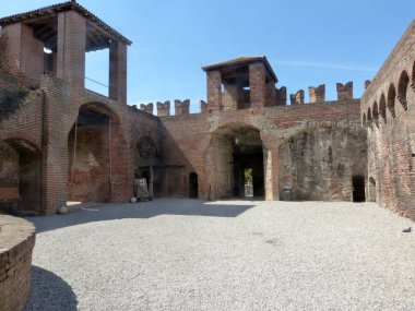İtalya - Ortaçağ Kalesi Soncino Cremona eyaletinde içinde görünümü - İtalya 72 kaleler