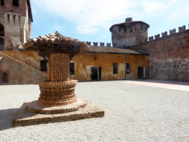 İtalya - Ortaçağ Kalesi Soncino Cremona eyaletinde içinde görünümü - İtalya 74 kaleler